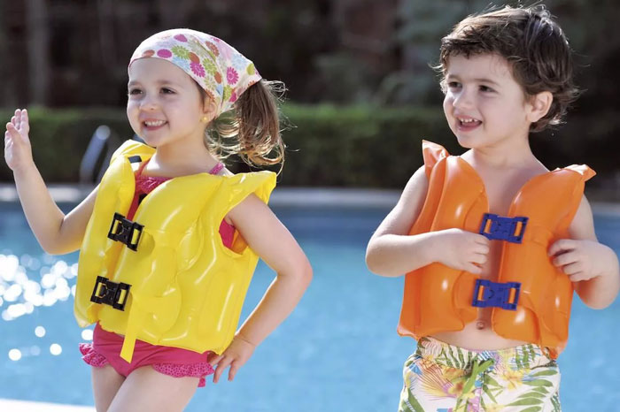 Дети в надувных жилетах Дети в надувных жилетах